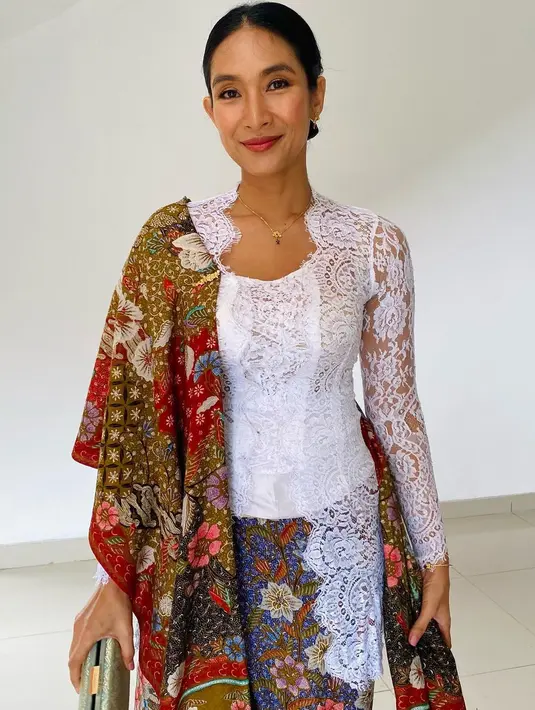 Happy Salma terlihat anggun dalam balutan kebaya brukat putih berkerah. Dipadukan dengan kain batik sebagai bawahan dan selendang [@happysalma]