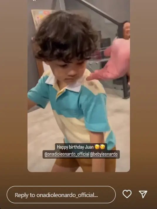Juan sendiri tampak begitu menggemaskan dalam balutan kaus polo garis-garis biru putih. (instagram.com/bebyleonardo)
