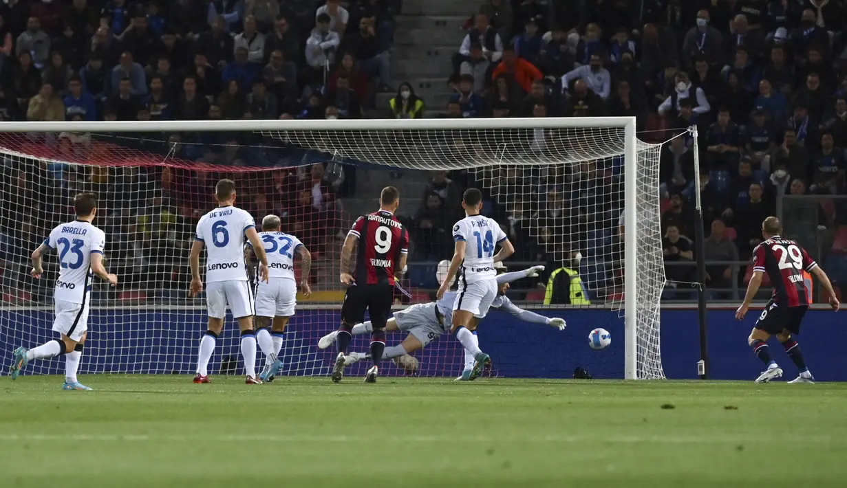 <p>Penyerang Bologna, Marko Arnautovic (tengah) saat mencetak gol ke gawang Inter Milan selama pertandingan lanjutan Liga Serie A Italia di stadion Renato Dall'Ara di Bologna, Italia, Kamis (28/4/2022). Bologna menang atas Inter Milan dengan skor tipis 2-1. (Massimo Paolone/LaPresse via AP)</p>