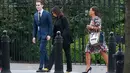 Kim Kardashian ditemani pengacaranya Shawn Chapman Holley tiba di pintu masuk Gedung Putih, Washington, Rabu (30/5). Kim diperkirakan akan bertemu Jared kusher, pelopor upaya Gedung Putih untuk reformasi peradilan pidana. (AP/Pablo Martinez Monsivais)