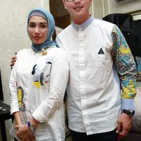 Pasangan yang menikah pada tahun 2012 silam ini belum memiliki keinginan untuk mengajak anak-anak mereka dalam perjalanan umroh kali ini. Diakui oleh Ussy Sulistiawaty jika ia akan mengajak anak-anaknya ketika sudah besar. (Deki Prayoga/Bintang.com)