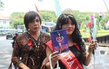 Aksi centil waria di Malang bagi-bagi kondom saat Hari AIDS Sedunia