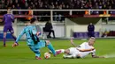 Kiper Fiorentina, Neto berebut bola dengan gelandang AS Roma Radja Nainggolan di leg pertama  16 besar Liga Europa di Stadion Artemio Franchi,Italia Jumat (13/3/2015) . Fiorentina bermain imbang 1-1 dengan AS Roma. (Reuters/Max Rossi)