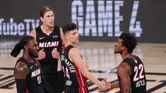 Para pebasket Miami Heat merayakan kemenangan atas Los Angeles Lakers pada laga Gim ketiga Final NBA, Senin (5/10/2020). Miami Heat menang dengan skor 115-104. (AP Photo/Mark J. Terrill)