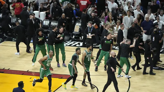 Selebrasi pemain Celtics usai mengalahkan Heat di gam enam final Wilayah Timur NBA
