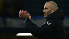Pelatih kepala Chelsea asal Italia, Enzo Maresca, memberikan tepuk tangan kepada para penggemar setelah pertandingan Liga Primer Inggris antara Chelsea dan Brentford di Stamford Bridge, London, Senin dini hari WIB (16-12-2024). (Ben STANSALL/AFP)