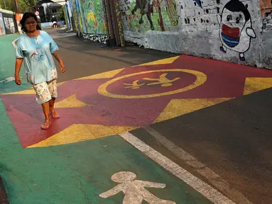 Warga melintasi Jalur Khusus pejalan kaki di Jalan Teladan, Cipete, Jakarta, Rabu (6/11/2019). Jalur yang letaknya bersebelahan dengan Stasiun MRT Cipete Raya tersebut dikhususkan untuk pejalan kaki dan pesepeda. (Liputan6.com/Johan Tallo)