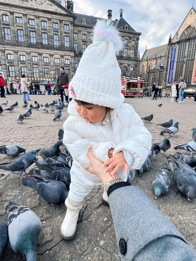 Momen menggemaskan Cunda saat berlibur di Belanda. (credit:instagram.com/dek_cunda)