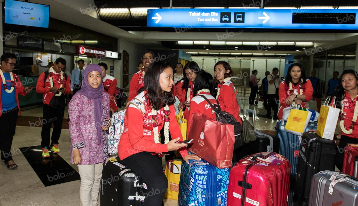 Pebulutangkis tim Piala Uber Indonesia, Ni Ketut Mahadewi, saat tiba di Bandara Soekarno-Hatta. Sementara itu tim Piala Uber Indonesia berhasil mencapai perempat final  setelah takluk dari Korea Selatan. (Bola.com/Vitalis Yogi Trisna)