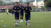 Skuat PS Tira latihan ringan di Jayapura, Kamis (5/4/2018), jelang melawan Persipura. (Bola.com/Permana Kusumadijaya)
