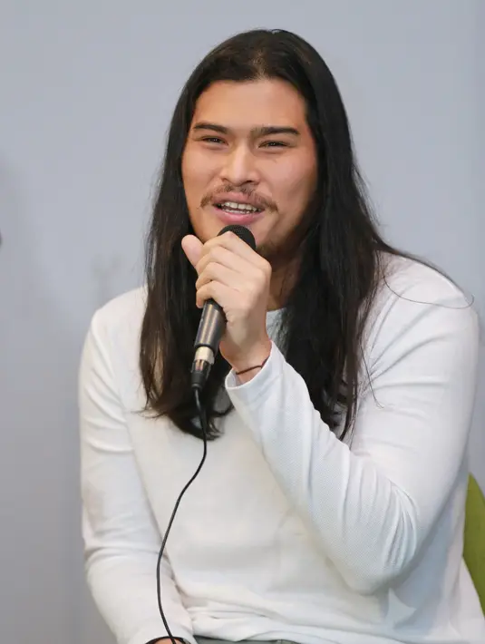 "Menurutku ibadah itu nggak harus hanya setiap bulan puasa, tapi di bulan ini dikasih kesempatan untuk bisa beribadah lebih. Ada taraweh, ada puasa untuk hapus dosa," tuturnya. (Adrian Putra/Bintang.com)