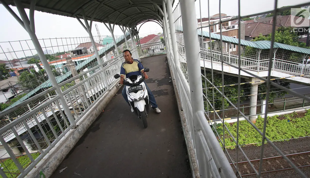 Pengendara sepeda motor melewati Jembatan Penyeberangan Orang (JPO) di kawasan Pasar Minggu, Jakarta, Selasa (17/10). JPO yang merupakan hak para pejalan kaki justru digunakan pemotor untuk menyeberang. (Liputan6.com/Immanuel Antonius)