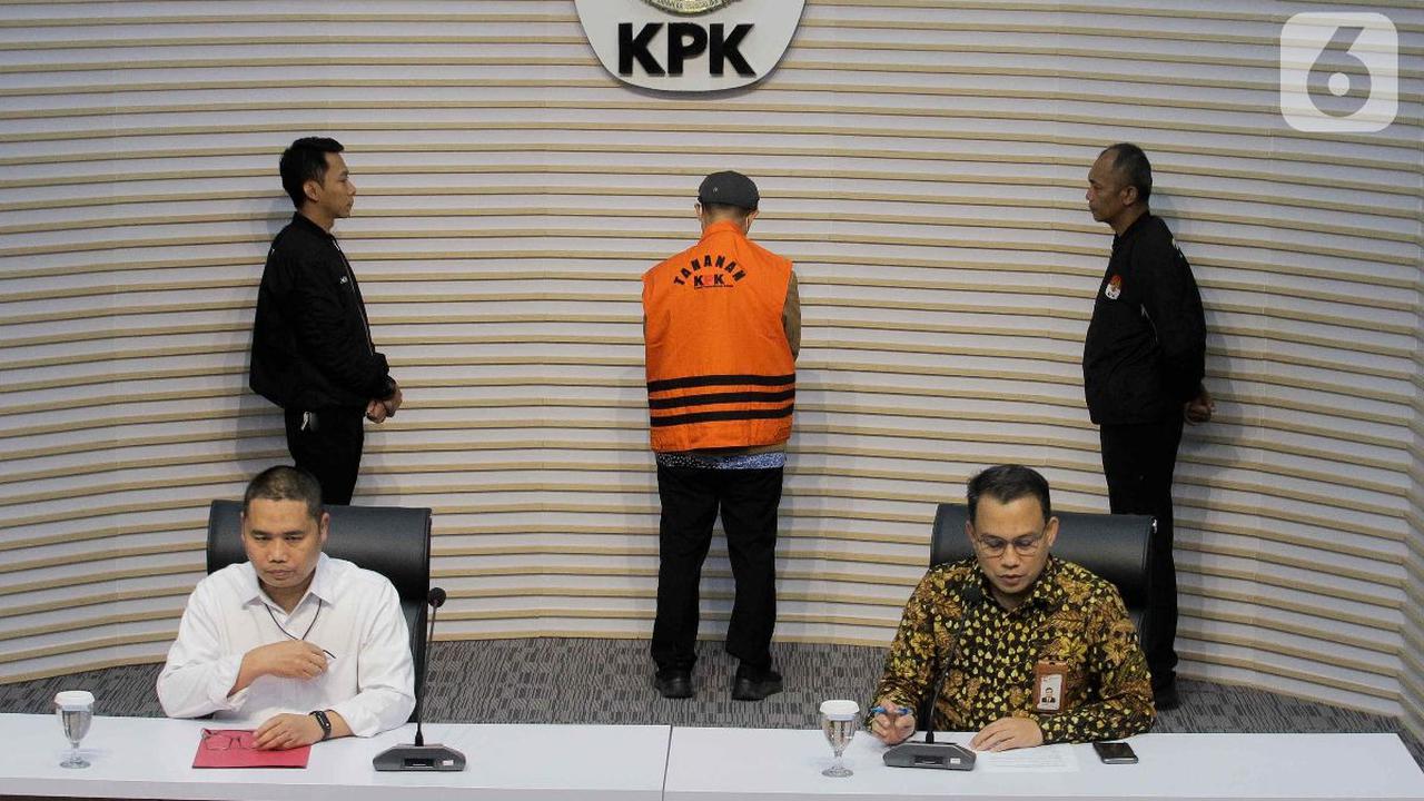 Hakim pun mempersilakan jaksa KPK untuk melengkapi surat administrasi untuk kasus dugaan korupsi yang menjerat mantan Hakim Agung Gazalba Saleh.<br>