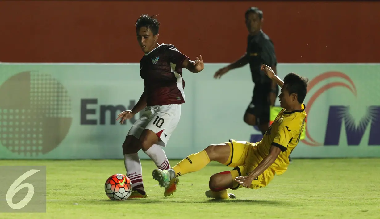 Gelandang Persegres GU, Gufron Al Maruf berusaha melewati hadangan pemain Mitra Kukar saat turnamen Piala Presiden 2017 di Stadion Maguwoharjo, Sleman, Sabtu (4/2). Laga ini dimenangkan Mitra Kukar dengan skor 1-0. (Liputan6.com/Helmi Fithriansyah)