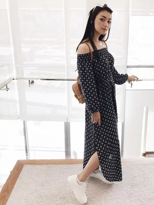 Gaya berbusana perempuan yang akrab disapa Ciki ini sering banget tampil kasual. Bahkan, gayanya yang simple ini tak jarang ditiru oleh wanita sepantarannya  untuk hangout dan pergi ke kampus. (Instagram/citraciki)