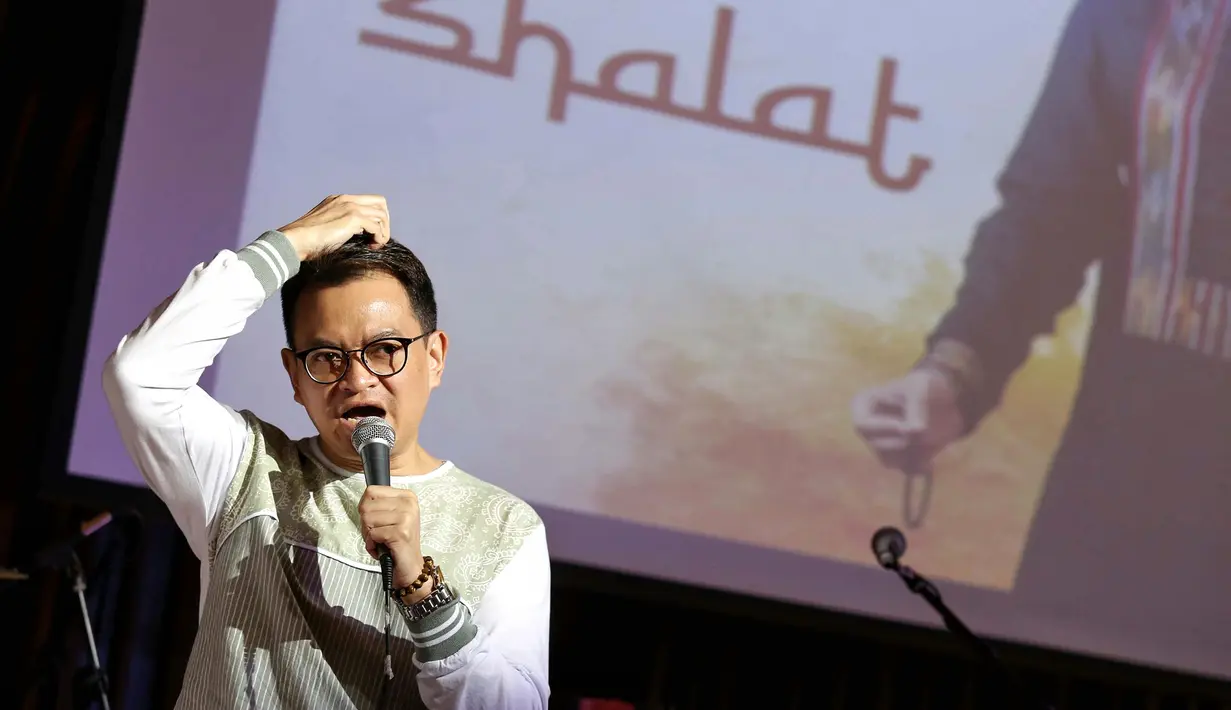 "Ada keinginan lagu religi, ada desakan dari dalam yang tak tertahankan. Pada saat rilis lagu religi ada kepuasan buat saya," kata Hedi Yunus saat Launching Mini Album 'Shalat', di Hard Rock Cafe, SCBD, Jakarta, Senin (13/6). (Adrian Putra/Bintang.com)