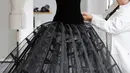 Custom corset ini dipadukan dengan rok panjang khusus dari Dior Haute Couture, berbahan organza sutra dan tulle crin cage. [Foto: Document/Dior]