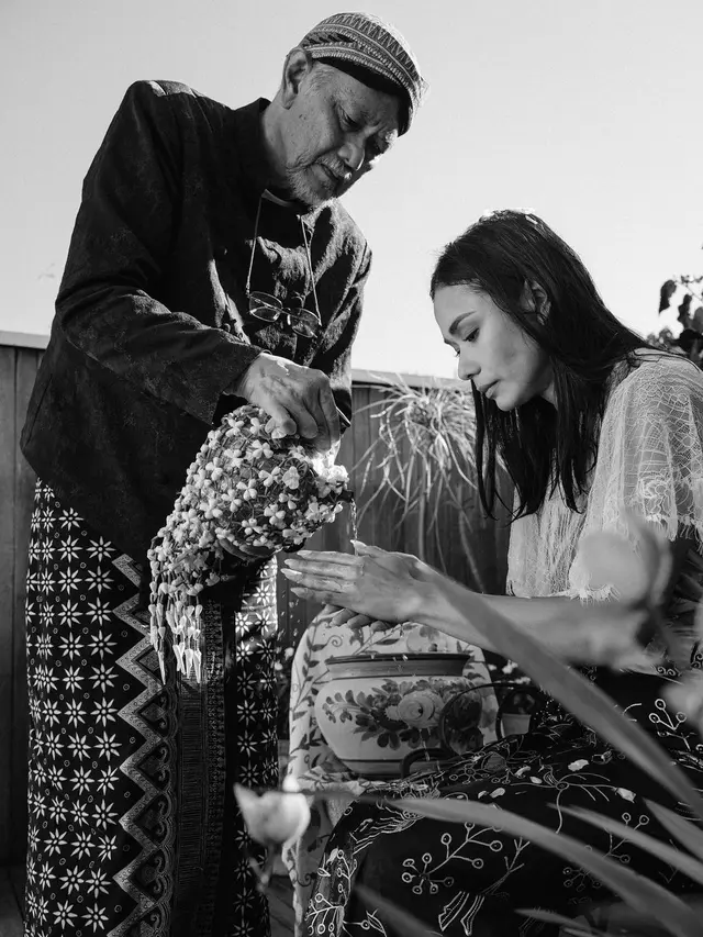 9 Potret Prosesi Siraman Adinia Wirasti, Sosoknya Tuai Banyak Pujian
