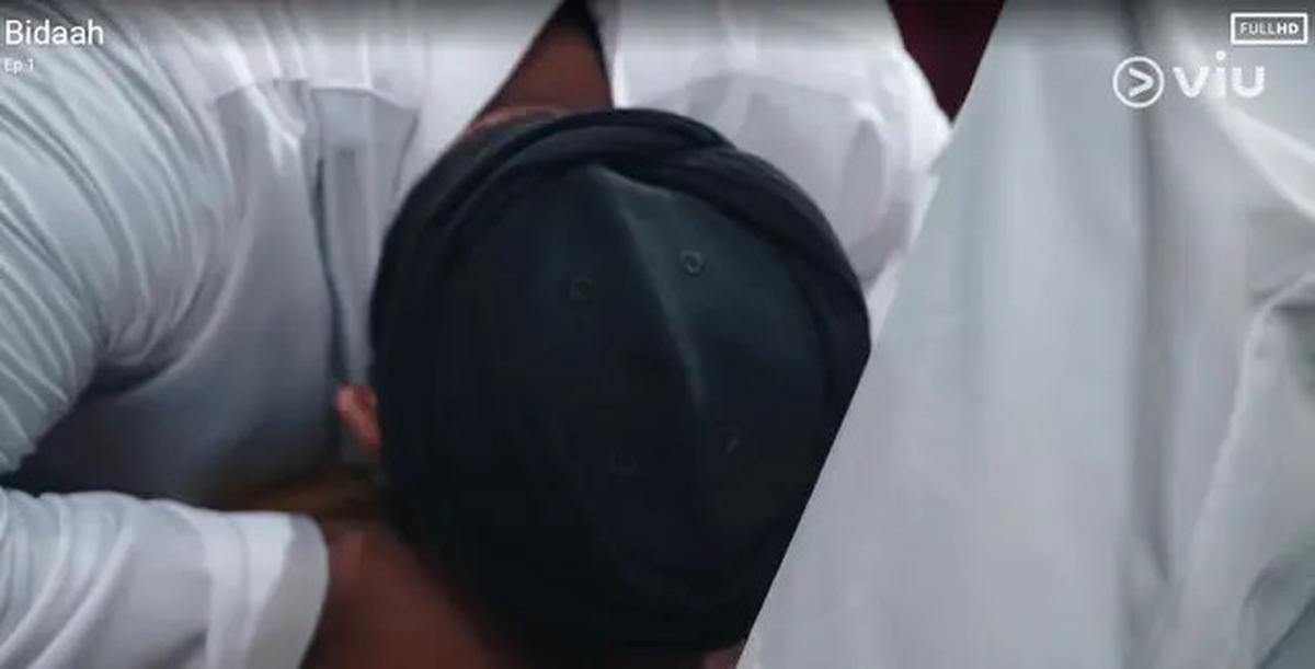 Film 'Bidaah' Walid, Ini Hukum Mencium Kaki Ulama dan Orang Tua Menurut Buya Yahya