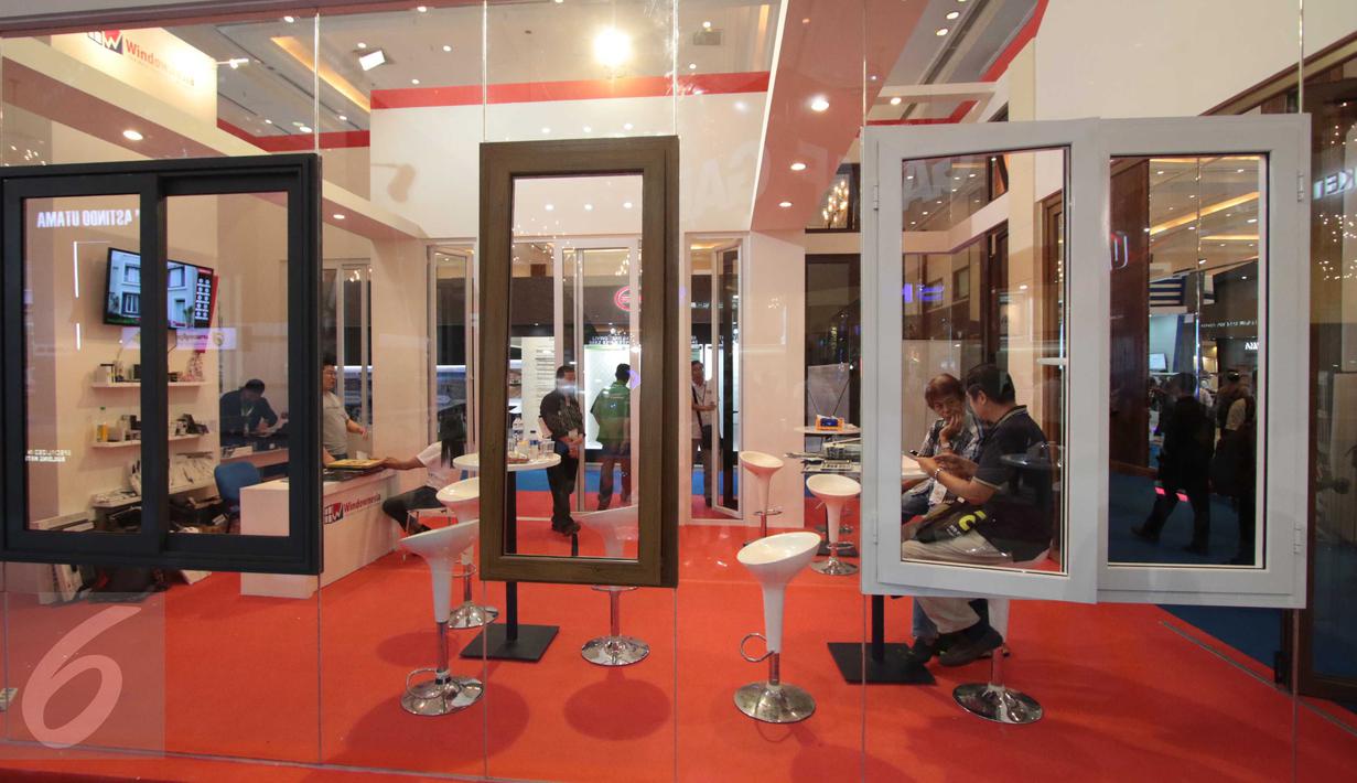 Salah satu peserta pameran Mega Build Technology  2016 memajang produknya di JCC, Jakarta, Jumat (18/3/2016). Tujuan dari pameran ini adalah untuk memberikan solusi terbaik bagi para pelaku usaha di bidang properti (Liputan6.com/Angga Yuniar)