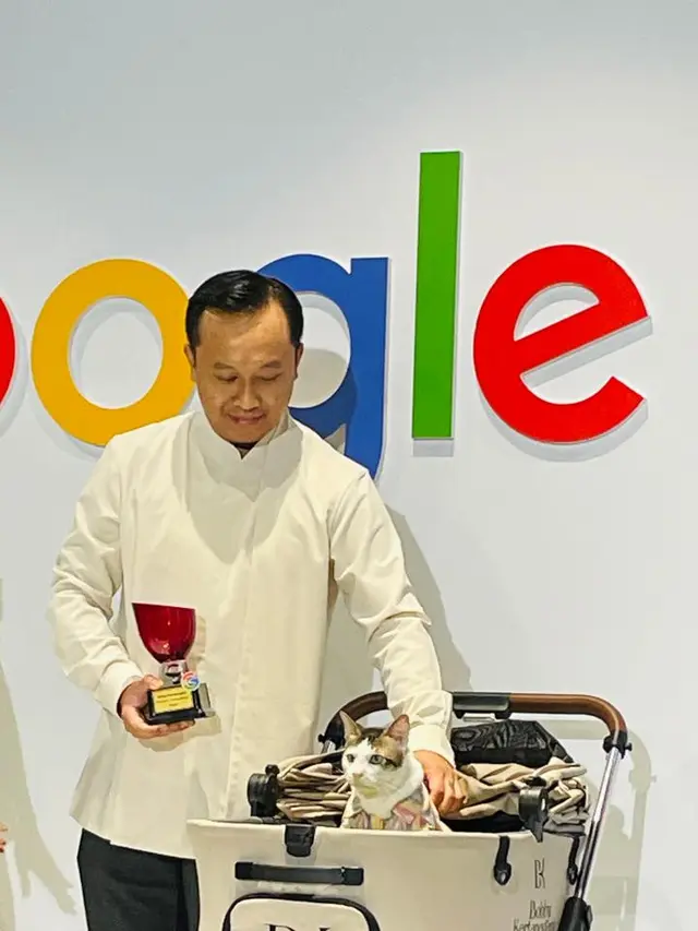 Gaya Bobby Kertanegara Pakai Kemeja Batik Koleksi Didit Hediprasetyo, Terima Penghargaan Paling Trending Sepanjang 2024