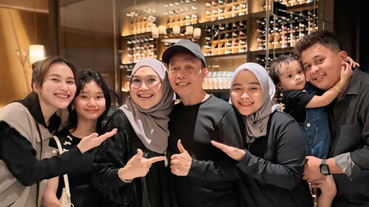Potret Perayaan Ultah Ayah Ojak di Restoran Mewah, Kompak Pakai Baju Hitam - Penampilan Bilqis Jadi Sorotan