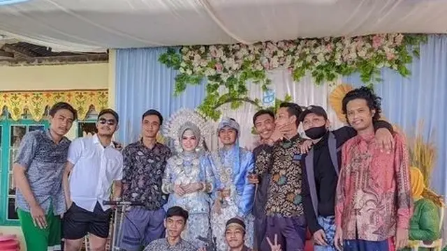 6 Foto Gaya Bebas Bareng Pengantin saat Nikahan Ini Bikin Geleng Kepala