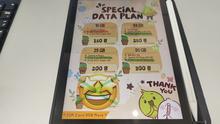 Daftar harga salah satu kartu seluler di Thailand. (Bagaskara Lazuardi/Bola.com)