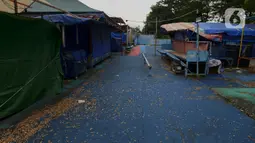Suasana wahana permainan anak yang berhenti beroperasi di pinggir Kanal Banjir Timur, Jakarta, Sabtu (2/5/2020). Wahana tersebut sudah satu bulan lebih berhenti beroperasi karena pemberlakuan Pembatasan Sosial Berskala Besar untuk memutus penyebaran pandemi COVID-19. (merdeka.com/Imam Buhori)
