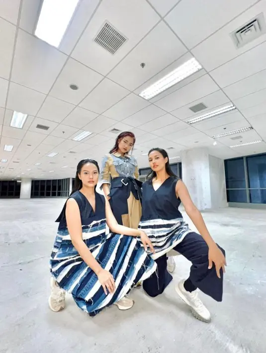 Untuk pertama kalinya, Fuji tampil di Jakarta Fashion Week 2023.