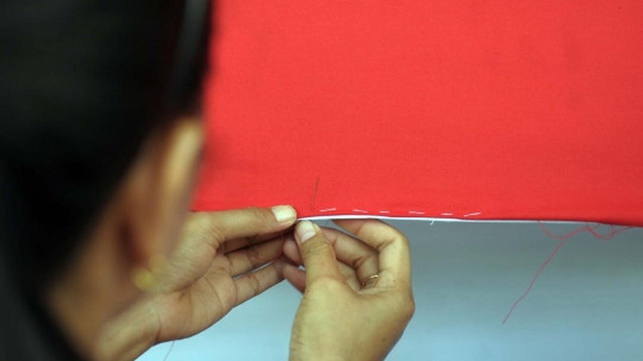 Sambut 17 Agustus, kaum hawa lomba jahit bendera merah putih raksasa