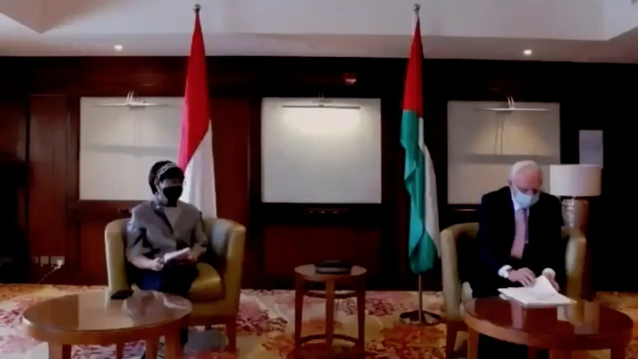 Pertemuan antara Menlu Retno Marsudi (kiri) dengan Menlu Palestina Riyad Maliki (kanan) dalam press briefing dengan awak media pada Rabu (10/2/2021).