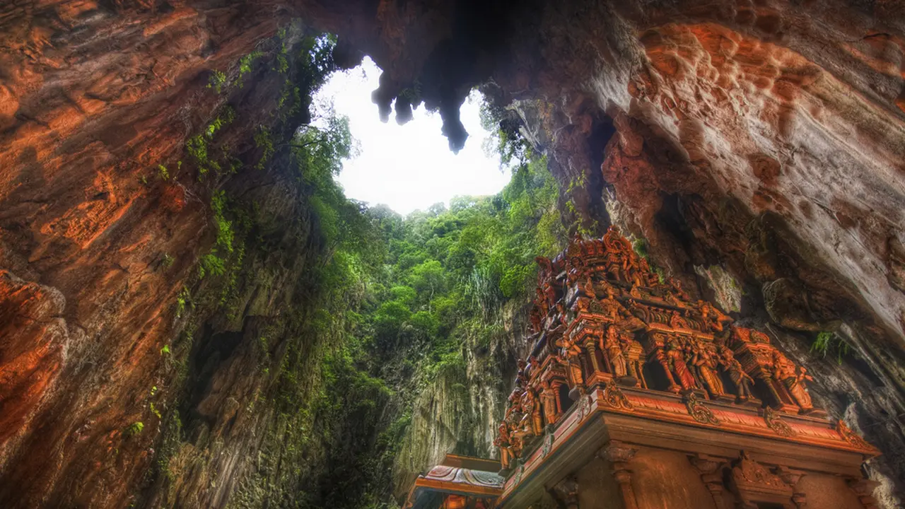 Tertegun Pesona Kuil Hindu Nan Artistik di Batu Cave, Malaysia