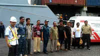 Empat ABK kapal Sri Utama terselamatkan setelah terkatung-katung selama sehari di perairan Masalembu, Kabupaten Sumenep, Jatim. (Liputan6.com/Dian Kurniawan)