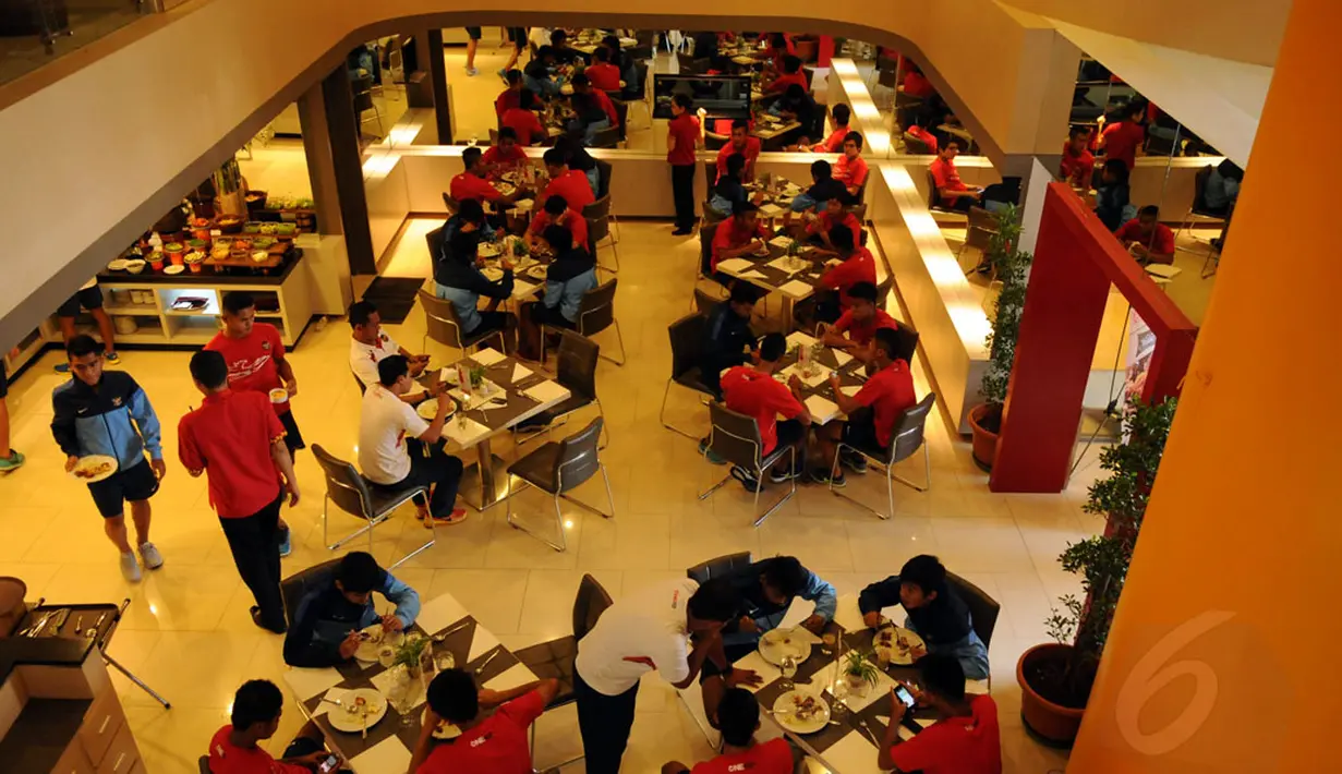 Penerapan disiplin waktu yang sangat ketat diberlakukan untuk semua pemain Timnas Indonesia U-19, tidak terkecuali waktu makan. (Liputan6.com/Helmi Fithriansyah)