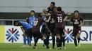 Para pemain PSM Makassar merayakan gol yang dicetak oleh Guy Junior ke gawang Home United pada laga Piala AFC 2019, Selasa (30/4). PSM menang 3-2 atas Home United. (Bola.com/M Iqbal Ichsan)