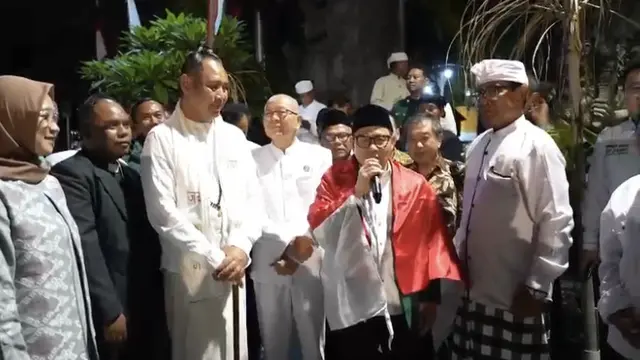 Ketua Umum Partai Kebangkitan Bangsa (PKB) Muhaimin Iskandar dianugerahi penghargaan Bapak Toleransi Penjaga Pancasila oleh kelompok lintas iman di Bali, Jumat (23/8/2024).