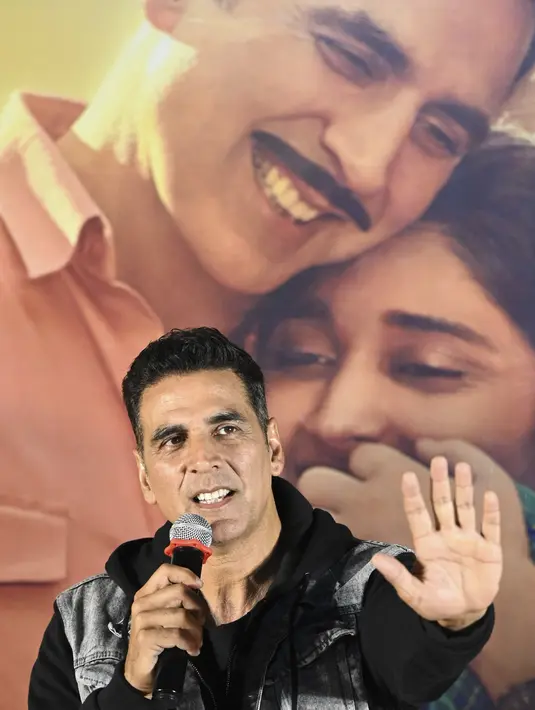 Aktor Bollywood Akshay Kumar memberikan keterangan selama acara promosi film terbarunya 'Raksha Bandhan' di Kolkata (8/8/2022). Film Raksha Bandhan dijadwalkan untuk rilis teater pada 18 Agustus 2022. (AFP/Dibyangshu Sarkar)