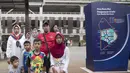 Keluarga menanti kehadiran shuttle bus yang beroperasi di area Festival Asian Games 2018 pada hari Sabtu (1/9/2018) di kawasan Gelora Bung Karno, Senayan Jakarta. (Bola.com/Peksi Cahyo)