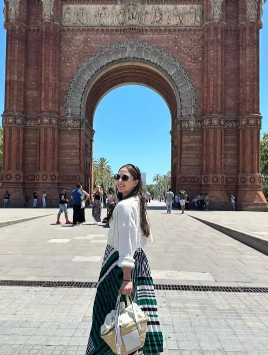 Kali ini, Jessica Mila pancarkan vibes summer lewat padanan long sleeve top warna putih dan rok plisket nuansa hijau. [Foto: IG/jscmila].].