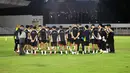 <p>Para pemain Timnas Indonesia melakukan briefing dalam sesi latihan skuad Timnas Indonesia di Stadion Madya, Senayan, Jakarta, Minggu (8/9/2024) sore jelang menghadapi Australia pada kualifikasi Piala Dunia 2026, Selasa 10 September 2024. (Bola.com/Abdul Aziz)</p>