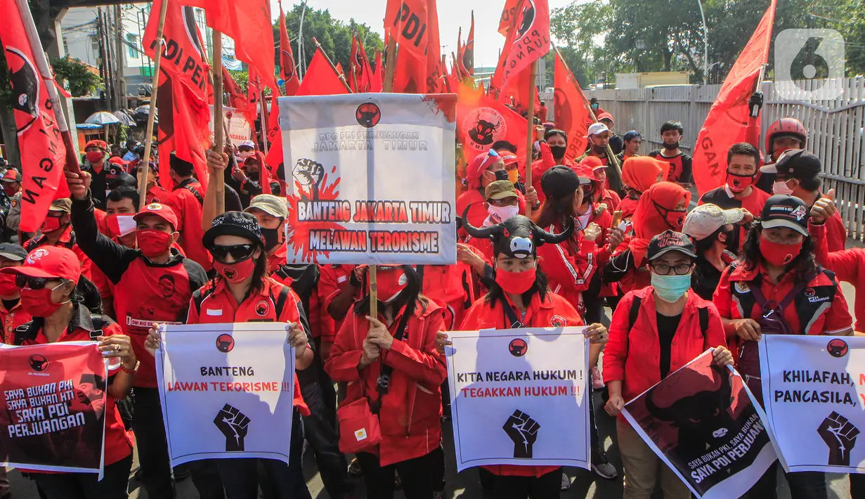 Kader PDIP Jakarta Timur berunjuk rasa di depan Polres Jaktim, Kamis (25/6/2020). Ratusan massa simpatisan dan kader PDIP melakukan long march ke Mapolrestro Jakarta Timur untuk menuntut pembakaran bendera partainya pada aksi di depan DPR, Rabu 24 Juni 2020. (Liputan6.com/Johan Tallo)