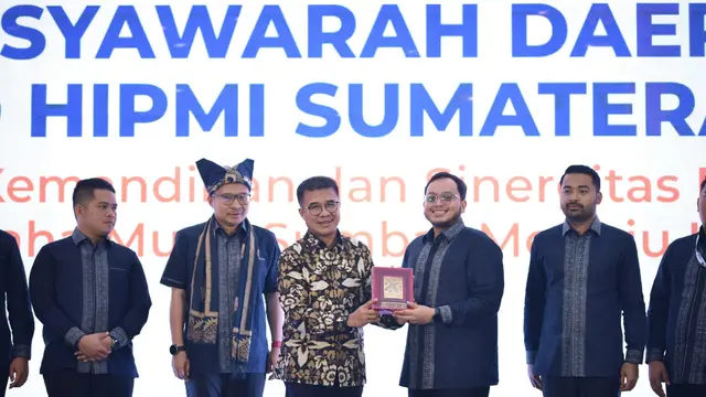 Brian Putra Bastara demisioner Ketua Humum BPD HIPMI Sumbar mengangkat bendera HIPMI setelah memberi laporan pertanggungjawaban dalam Musda ke -XIV beberapa waktu lalu.
