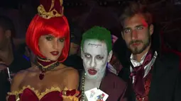 Penyerang PSG, Neymar (tengah) berpose dengan Kiper PSG, Kevin Trapp dan seorang wanita saat merayakan hari Halloween. Neymar tampil total dengan mengecat rambutnya menjadi hijau dan melengkapi dandanannya dengan kartu. (Instagram/@neymarjr)