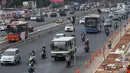 Bus Kopaja melintas di Jalan Sudirman, Jakarta, Rabu (25/7). Wagub DKI Sandiaga Uno melarang angkutan umum seperti Kopaja dan Metromini melewati jalan protokol saat Asian Games 2018 untuk mengurangi kemacetan dan polusi. (Liputan6.com/Immanuel Antonius)