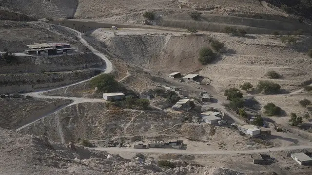 Perkampungan Palestina terlihat di kawasan E1, sebidang lahan terbuka di timur Yerusalem. Area ini membentang di antara permukiman Israel Maale Adumim dan kota Eizariya di Tepi Barat yang diduduki, Kamis (14/8/2025).