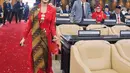Saat sidang DPR jelang HUT ke-79 RI, Krisdayanti tampil ayu dengan kebaya merah. Ia padukan kebaya kutubaru brukat dengan kain batik sebagai angkin, selendang dan bawahan. [@krisdayantilemos]