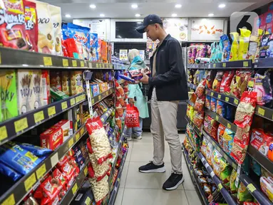 Pengunjung memilih produk makanan dan minuman di salah satu gerai ritel di Jakarta, Sabtu (4/1/2025). (Liputan6.com/Angga Yuniar)