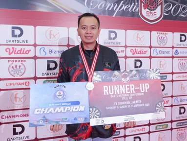 Jordan Sarana berpose setelah berhasil menjuarai soft tip Darts National Competition 2025 Series 04 yang digelar di FX Sudirman, Senayan, Jakarta pada Minggu (21/9/2025). (Bola.com/M Iqbal Ichsan)