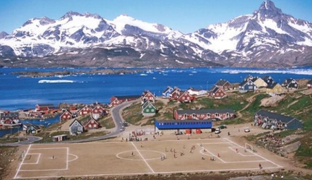 Lapangan Sepak Bola di Tasiilaq, Greenland dengan pemandangan bukit salju. (Photo/Instagram)